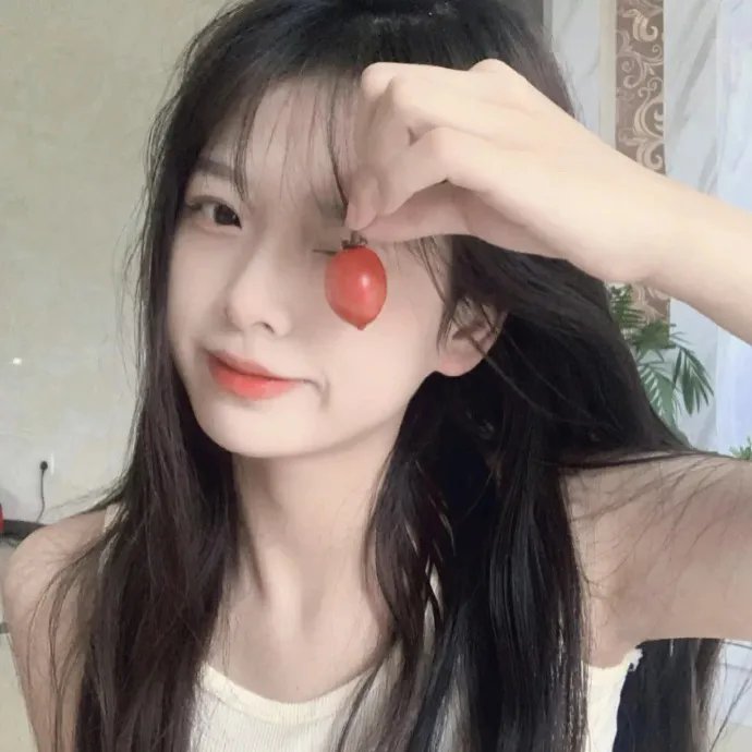 给小酒馆女子喝高杯酒